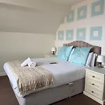 לינה וארוחת בוקר The Calder House 4*