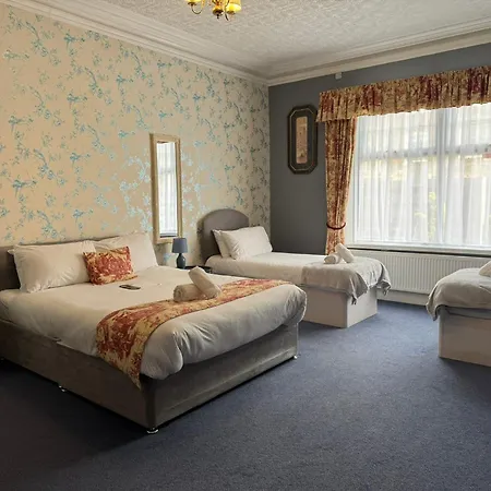 לינה וארוחת בוקר The Calder House 4*